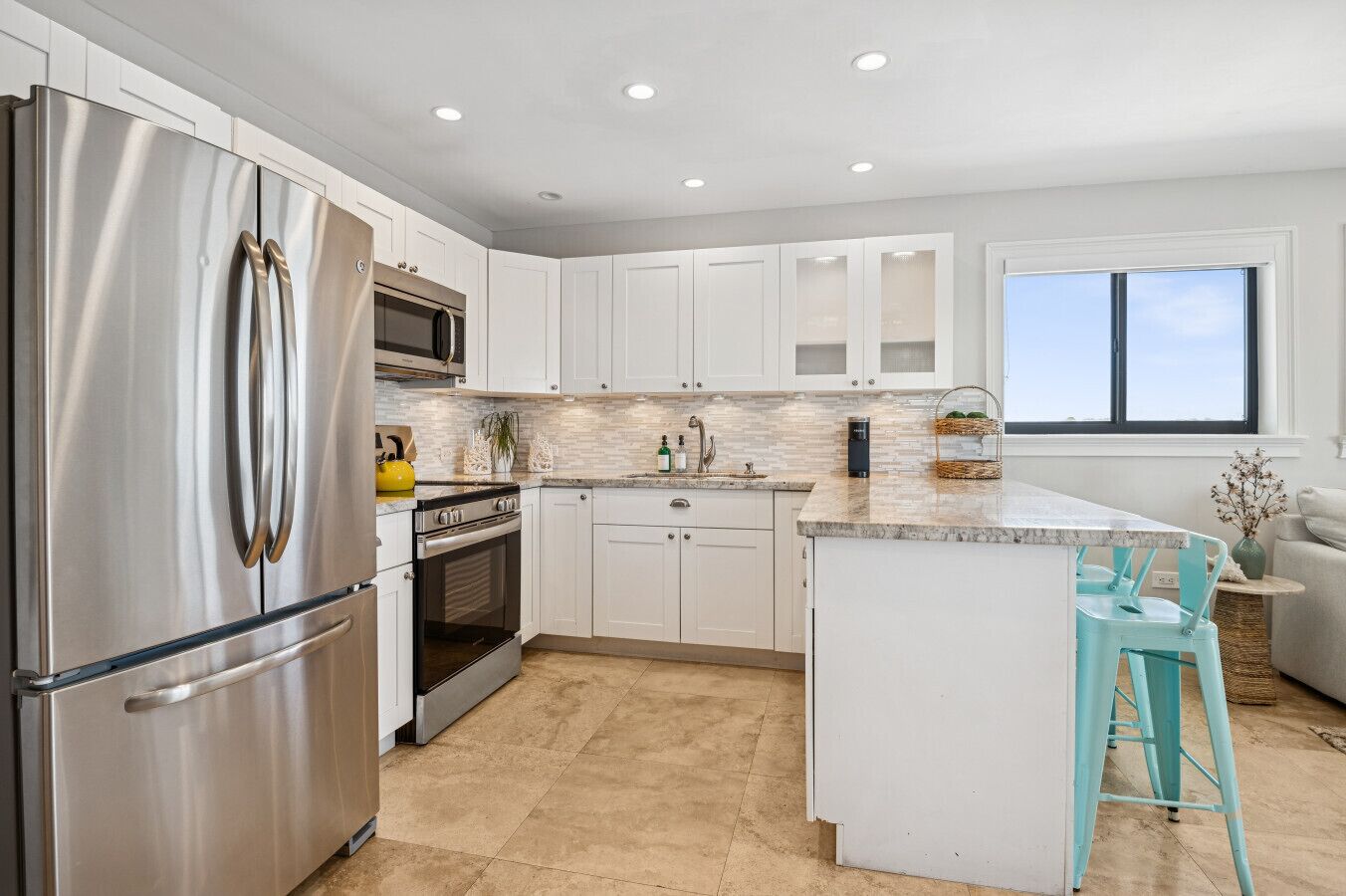 Kjøleskap, mikrobølgeovn, ovn og kokeplater