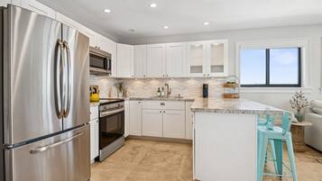 Kjøleskap, mikrobølgeovn, ovn og kokeplater