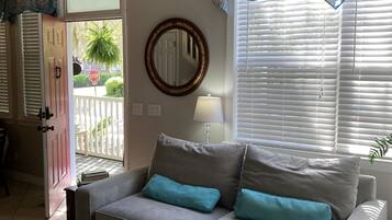 Smart-TV, DVD-Player, BĂŒcher, Videothek