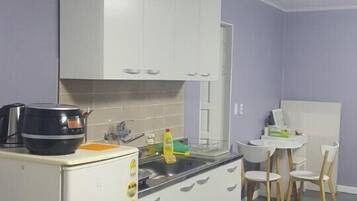 Palbongsan | Private kitchenette | Electric kettle, rice cooker, cookware/dishes/utensils