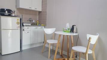 Elkedel, riskoger, køkkentøj/tallerkener/redskaber