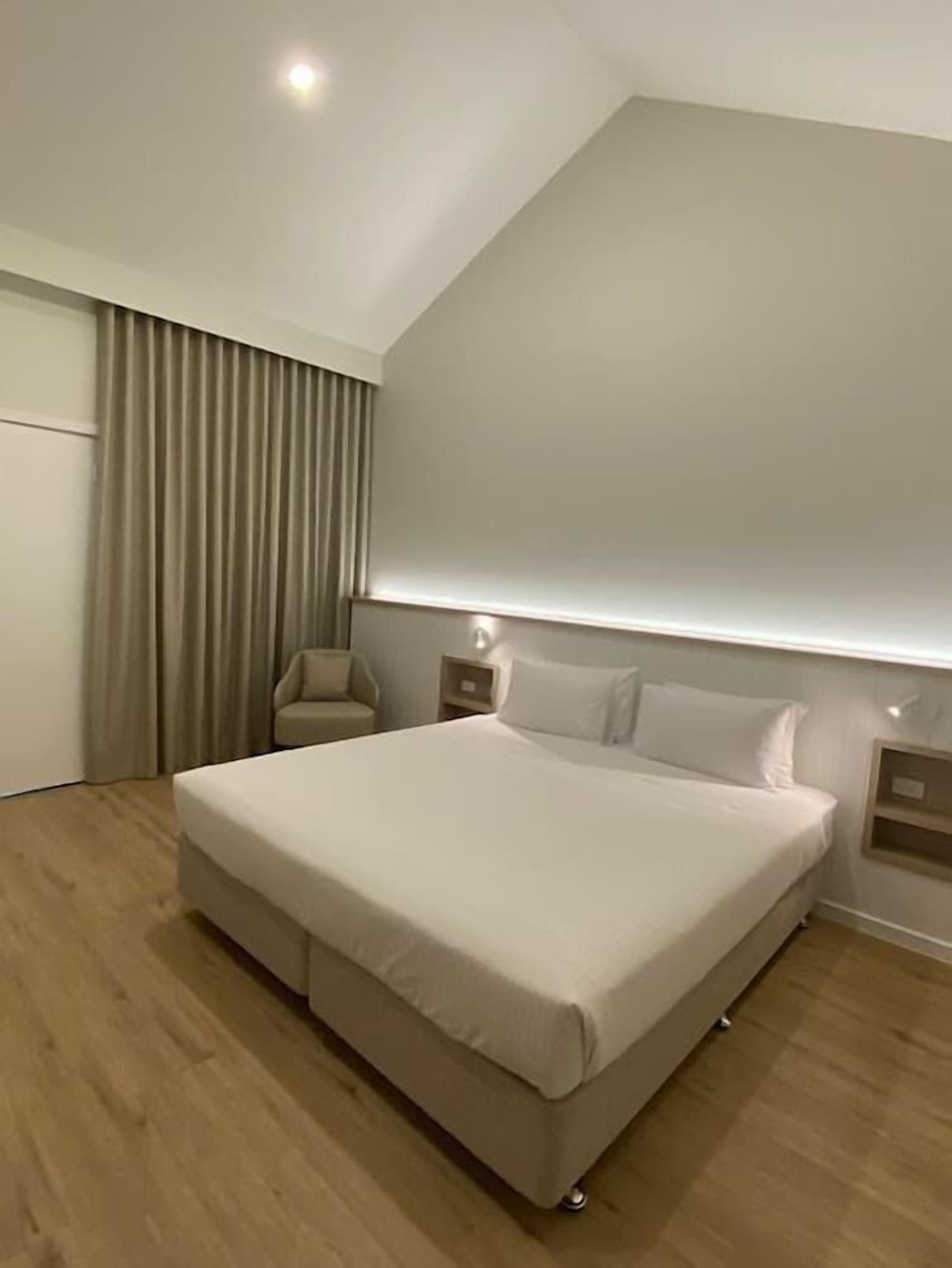 Desk, laptop workspace, iron/ironing board, free WiFi