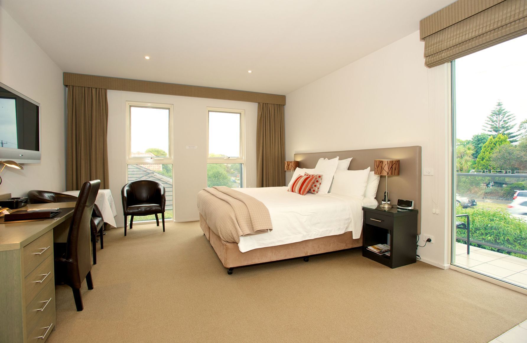 Desk, laptop workspace, iron/ironing board, free WiFi