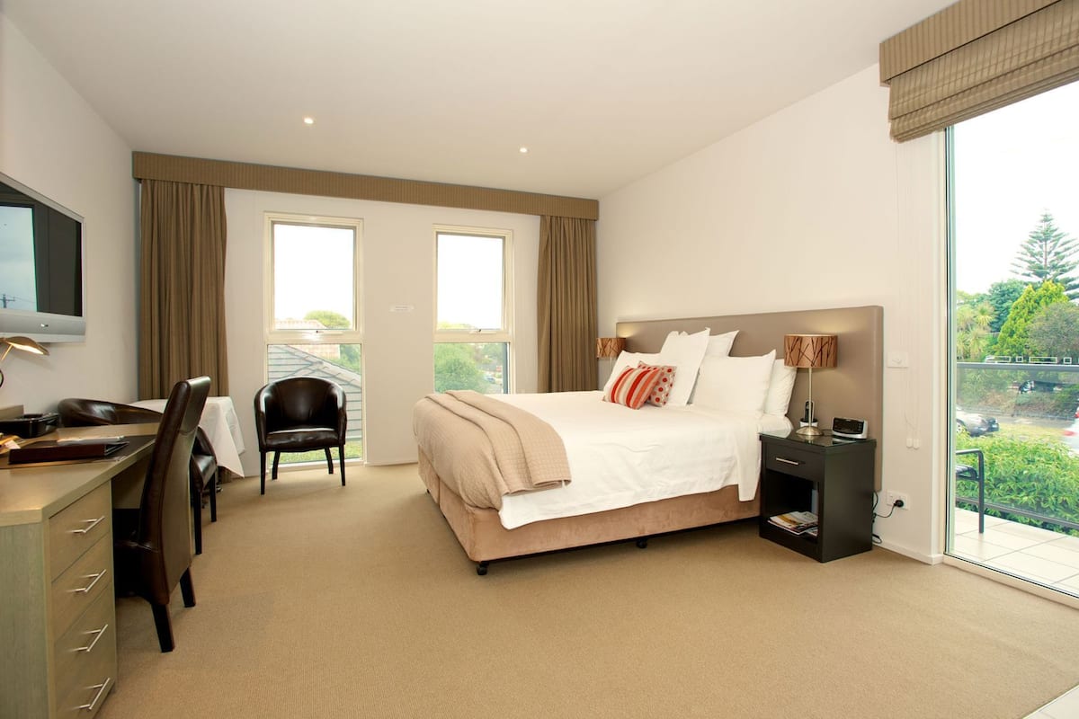Desk, laptop workspace, iron/ironing board, free WiFi