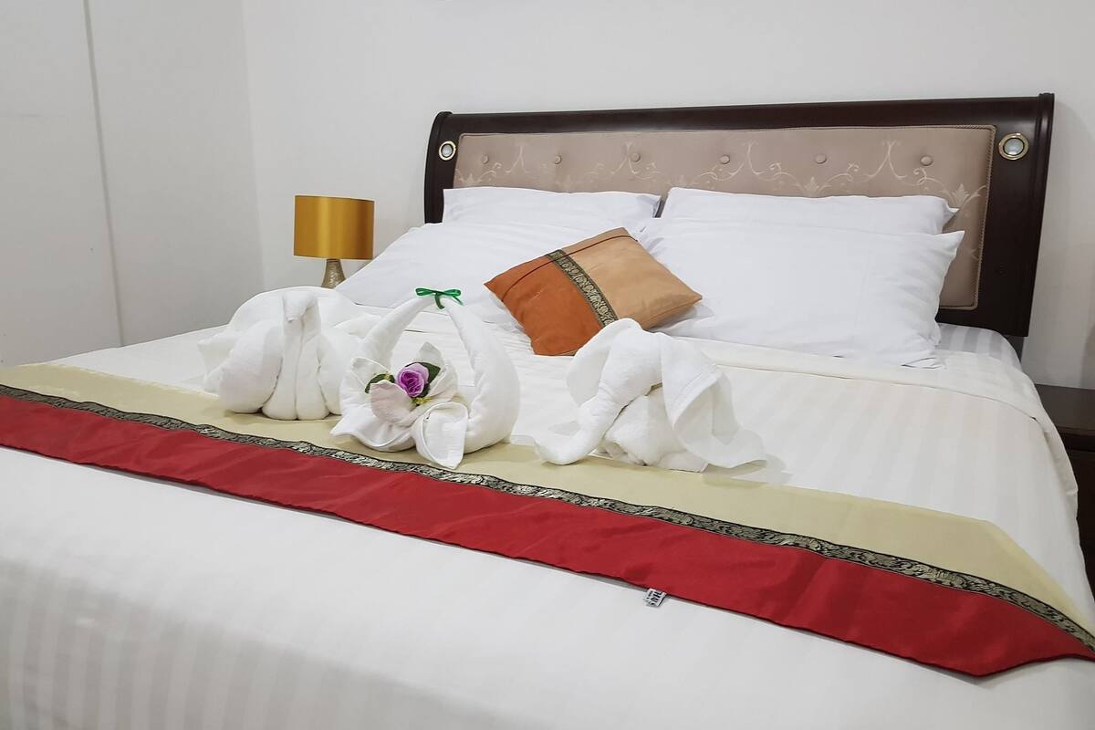 2-Bedroom Apartment | 高档床上用品、办公桌、遮光窗帘、免费 WiFi