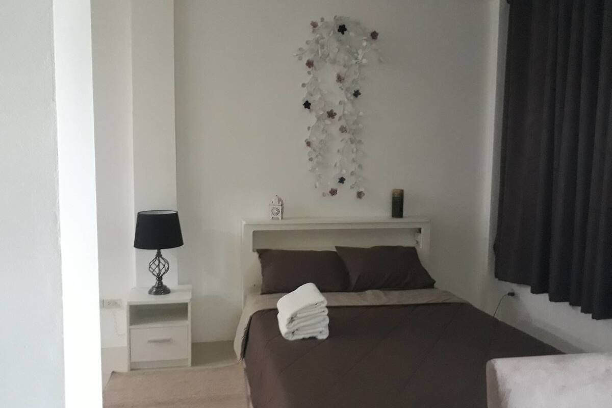 1-Bedroom Apartment | 高档床上用品、办公桌、遮光窗帘、免费 WiFi
