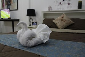 1-Bedroom Apartment | Kamar mandi | Shower, perlengkapan mandi gratis, pengering rambut, dan handuk