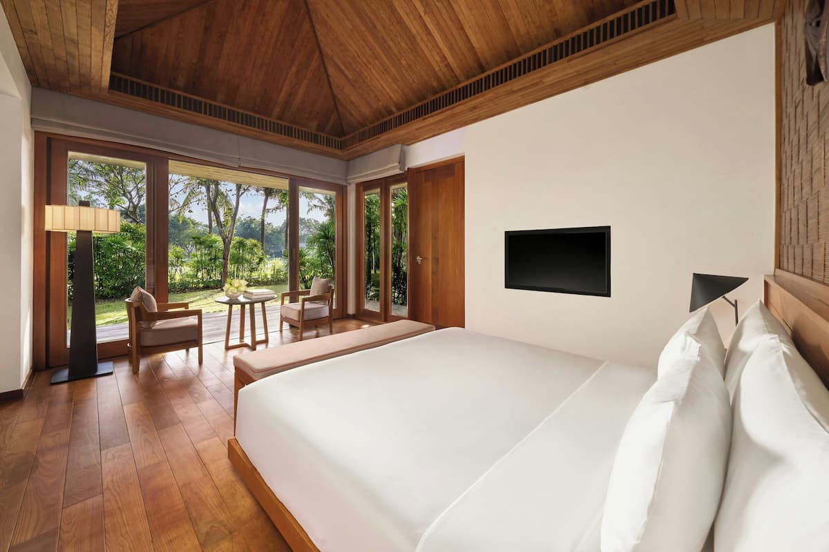 Bungalow, 1 King Bed, Garden View | Premium bedding, minibar, in-room safe, desk