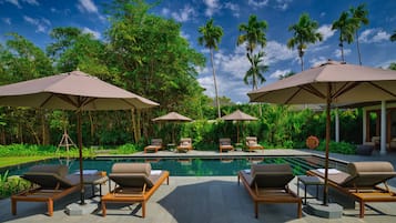 Villa, elveutsikt | Privat basseng