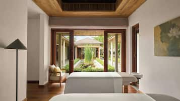 Villa, 5 slaapkamers, uitzicht op rivier (Private Pool) | Luxe beddengoed, een minibar, een kluis op de kamer, een bureau