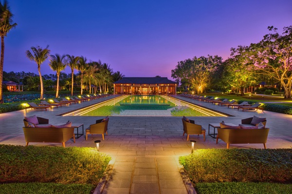 Alberca al aire libre, acceso de 06:00 a 21:00, y camastros