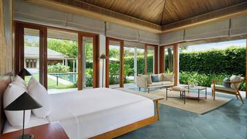 Villa, 3 slaapkamers, privézwembad, uitzicht op tuin | Luxe beddengoed, een minibar, een kluis op de kamer, een bureau