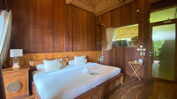 Minibar, free WiFi, bed sheets