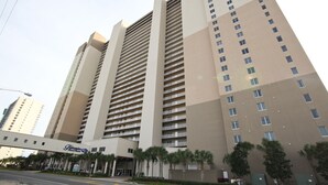 Un hôtel de grande hauteur, avec de nombreux étages, une entrée imposante et une enseigne indiquant qu’il fait partie de la chaîne InterContinental.