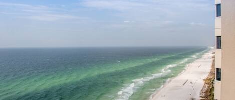 På stranden og solsenger