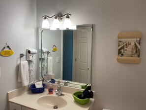 Combined shower/tub, hair dryer, towels, soap - Tidewater 2BD+Bunk, 3BA, 2 Pools, Hot Tubs, Sauna, Gym, Theatre, Restaurant, Bar (Panama City Beach)