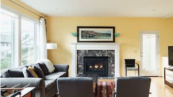 Smart-tv, eldstad, bordsfotboll och böcker