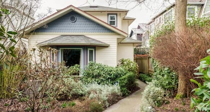 Moderni ylellisyys auringonlaskunäkymillä Puget Soundin historiallisessa Queen Anne -vuoressa