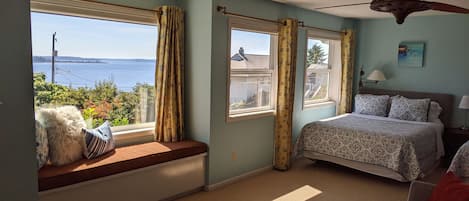 3 bedrooms, desk, iron/ironing board, travel cot