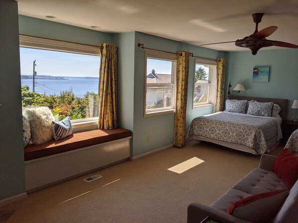 3 bedrooms, desk, iron/ironing board, travel cot