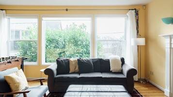 TV connectée, cheminée, baby-foot, livres