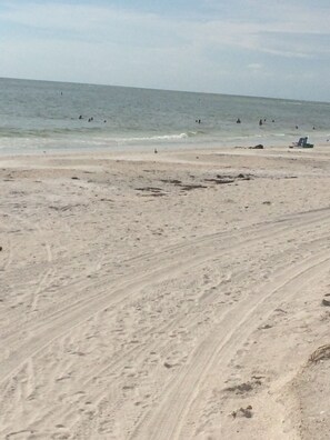 Beach nearby, sun-loungers, beach towels - Private Beach 1 Block To Lido Beach. 1/2 Mile St. Armand Circle (Sarasota)