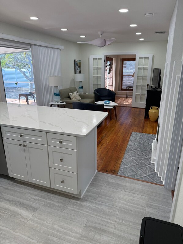 Interior - Private Beach 1 Block To Lido Beach. 1/2 Mile St. Armand Circle (Sarasota)