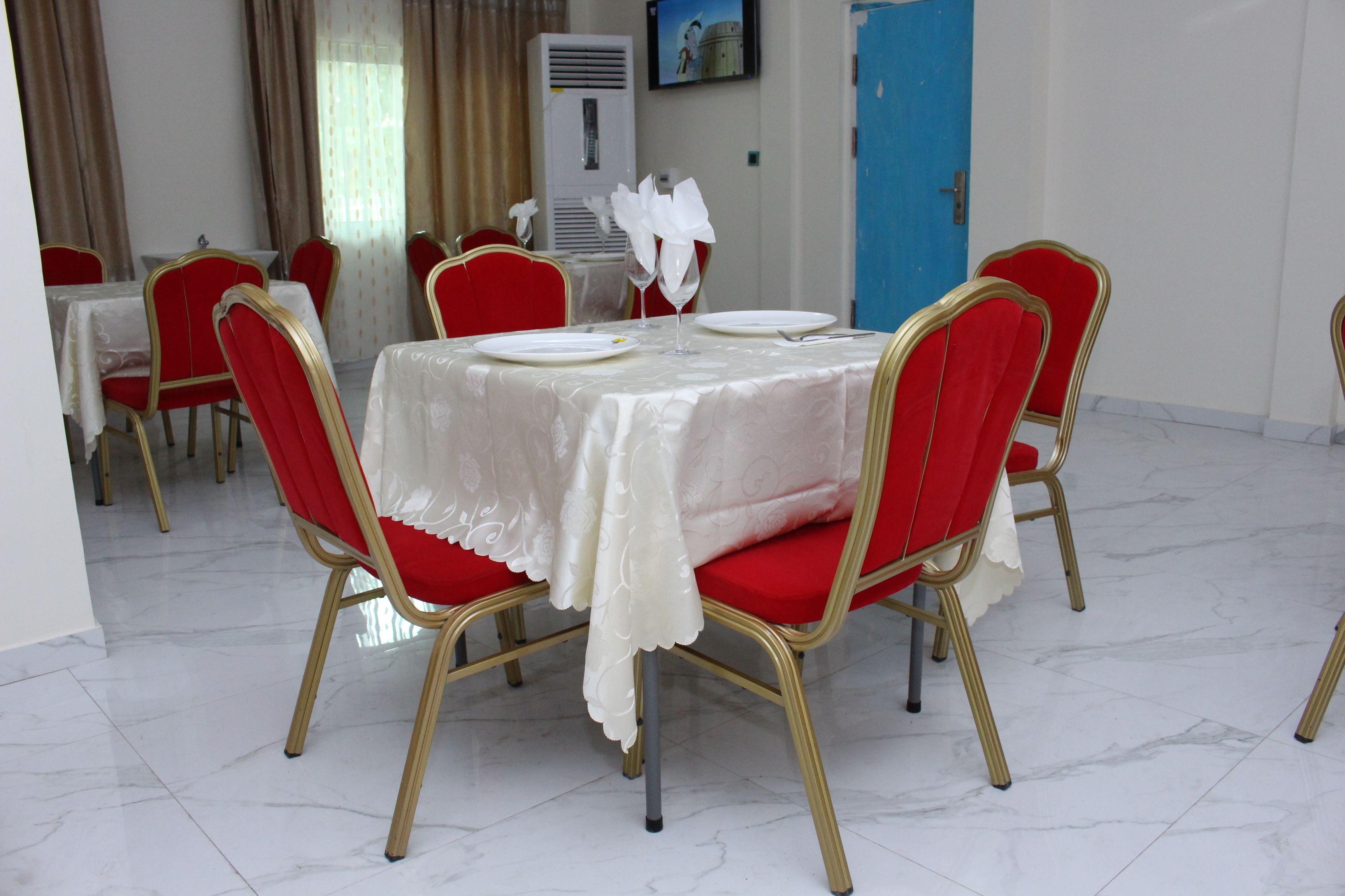 Lunch and dinner served, local and international cuisine