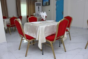 Se sirven almuerzos y cenas, cocina local e internacional