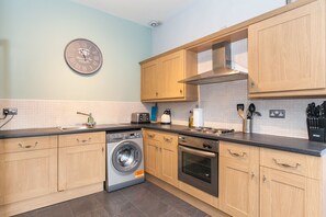 Appartement Luxe, 3 chambres, vue ville | Coin cuisine privé | Réfrigérateur, micro-ondes, four, plaque de cuisson
