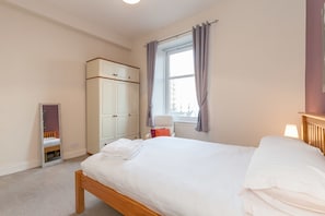 Appartement Luxe, 3 chambres, vue ville | 1 chambre, literie de qualité supérieure, bureau