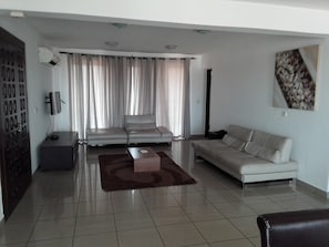 Apartamento standard, 3 quartos | Sala de estar | TV de tela plana