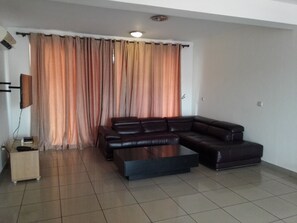 Apartamento standard, 2 quartos | Sala de estar | TV de tela plana