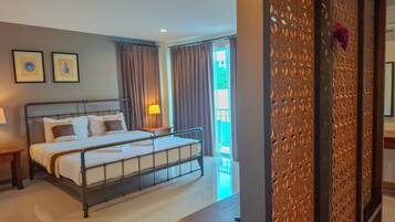 Suite junior | Caja de seguridad en la habitación, escritorio y cortinas blackout