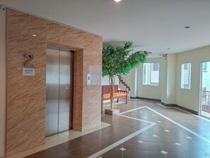 ฝ่ายต้อนรับ