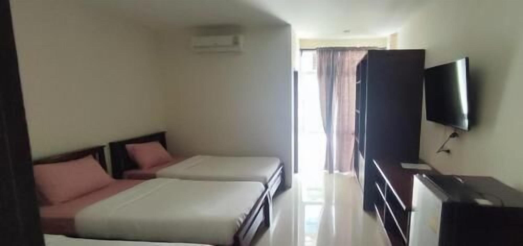 Brankas, meja kerja, tirai kedap cahaya, dan Wi-Fi gratis