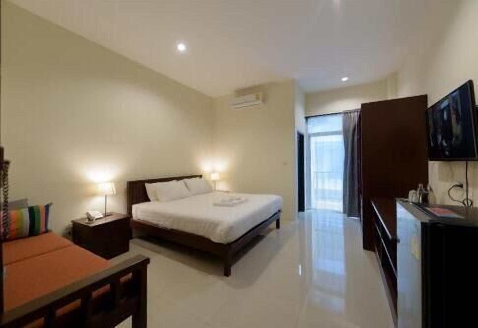 Brankas, meja kerja, tirai kedap cahaya, dan Wi-Fi gratis