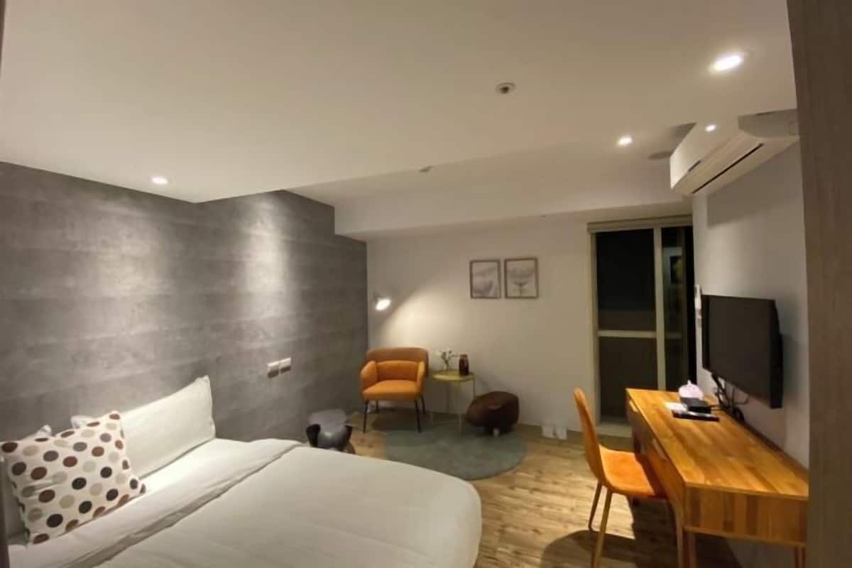 1 bedroom, desk, blackout drapes, soundproofing
