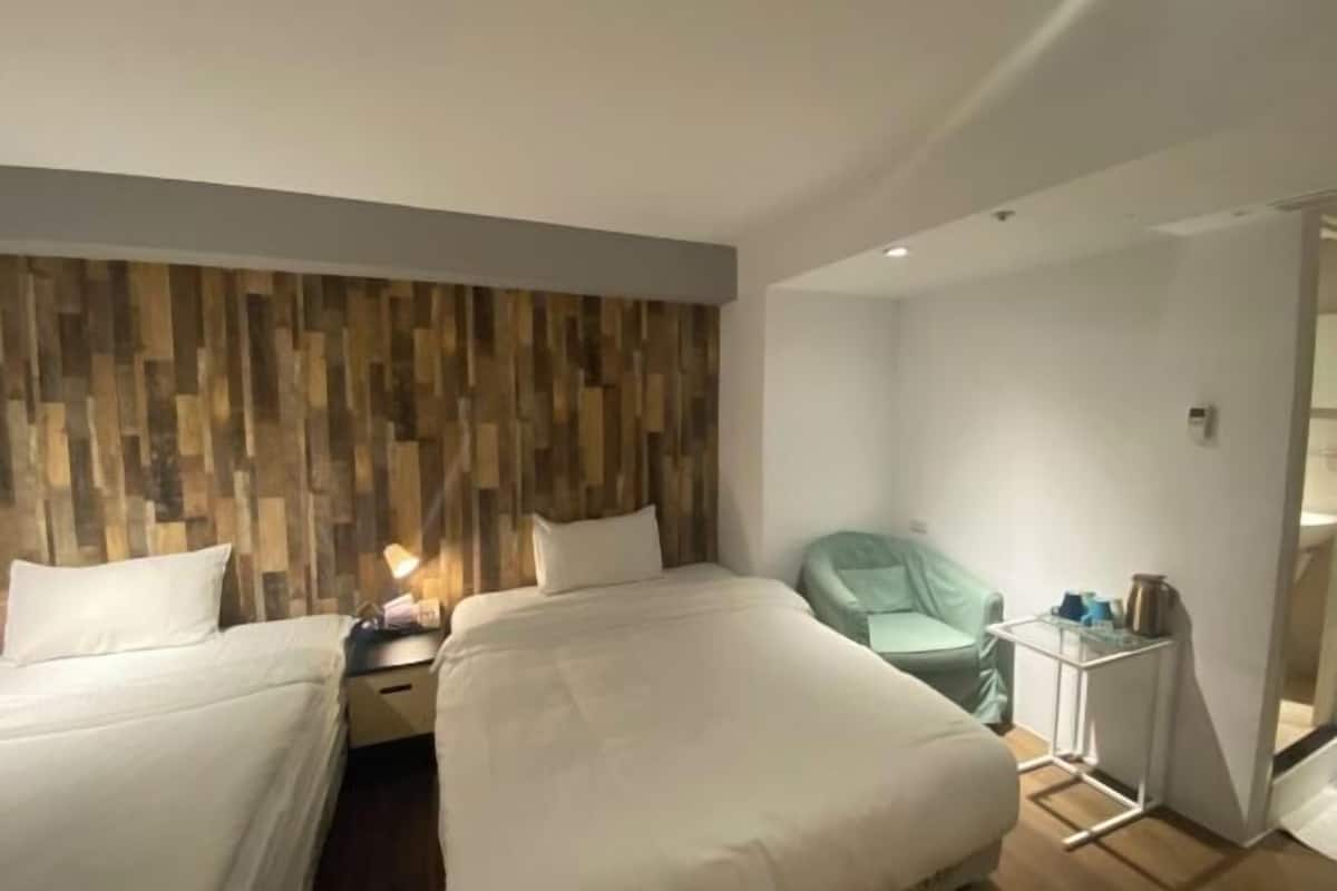 1 bedroom, desk, blackout drapes, soundproofing