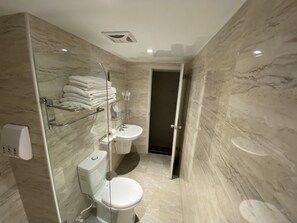 Standard-Vierbettzimmer | Schreibtisch, Verdunkelungsvorhänge, schallisolierte Zimmer