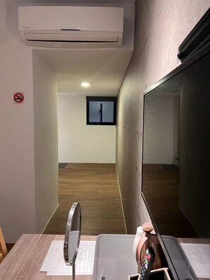 Standard-Vierbettzimmer | Schreibtisch, Verdunkelungsvorhänge, schallisolierte Zimmer