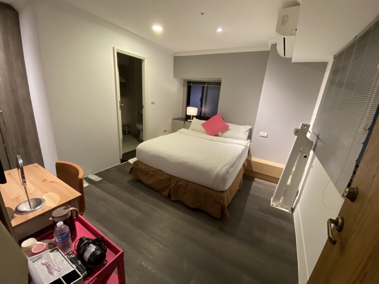 Desk, blackout curtains, soundproofing, free WiFi