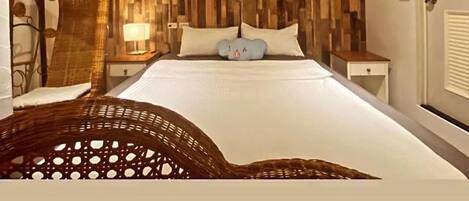 Desk, blackout curtains, soundproofing, free WiFi