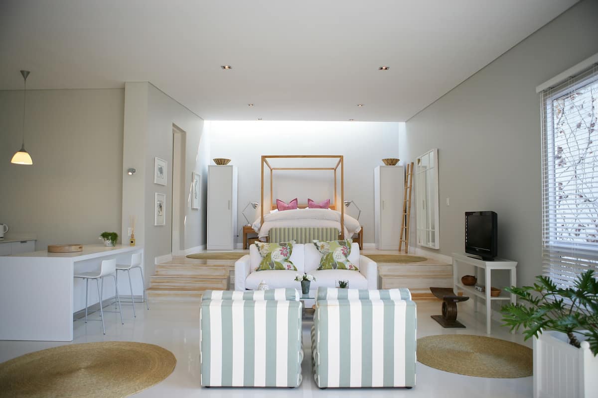Luxury Room | Living area | Flat-screen TV