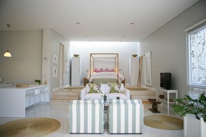 Habitación de lujo | Zona de estar | Una televisión de pantalla plana