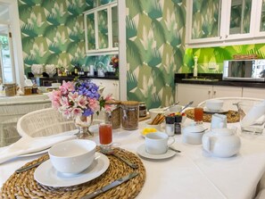 Free daily English breakfast