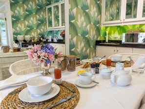 Free daily English breakfast