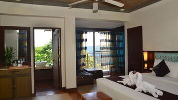 Basic Suite, 1 King Bed | Minibar
