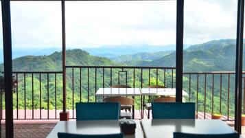 Sarapan dihidangkan, masakan tempatan dan antarabangsa