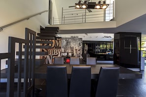 Villa Exclusive, 4 chambres, accès piscine, en bord de piscine | Coin séjour | Télévision à écran plat, lecteur de DVD